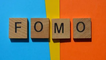 A síndrome FOMO provoca a preocupação constante de que outras pessoas estejam vivendo experiências importantes das quais o indivíduo está ausente ou excluído (Imagem: Josie Elias | Shutterstock)
