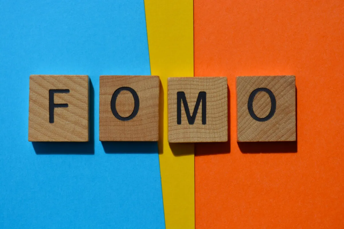 A síndrome FOMO provoca a preocupação constante de que outras pessoas estejam vivendo experiências importantes das quais o indivíduo está ausente ou excluído (Imagem: Josie Elias | Shutterstock)