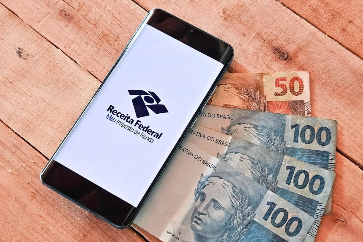 O momento da declaração é uma oportunidade para revisar decisões financeiras (Imagem: Alison Nunes Calazans | Shutterstock)