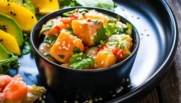 Ceviche de salmão com manga e abacate (Imagem: Jacek Chabraszewski | Shutterstock)