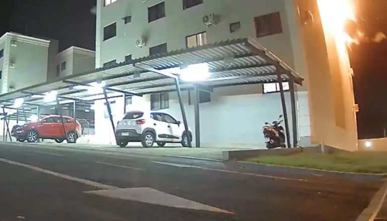 Câmera flagrou momento da explosão em Foz do Iguaçu. 