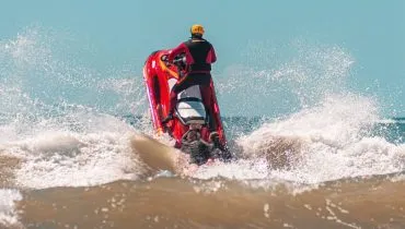 Imagem mostra uma moto aquática do Corpo de Bombeiros furando uma onda.