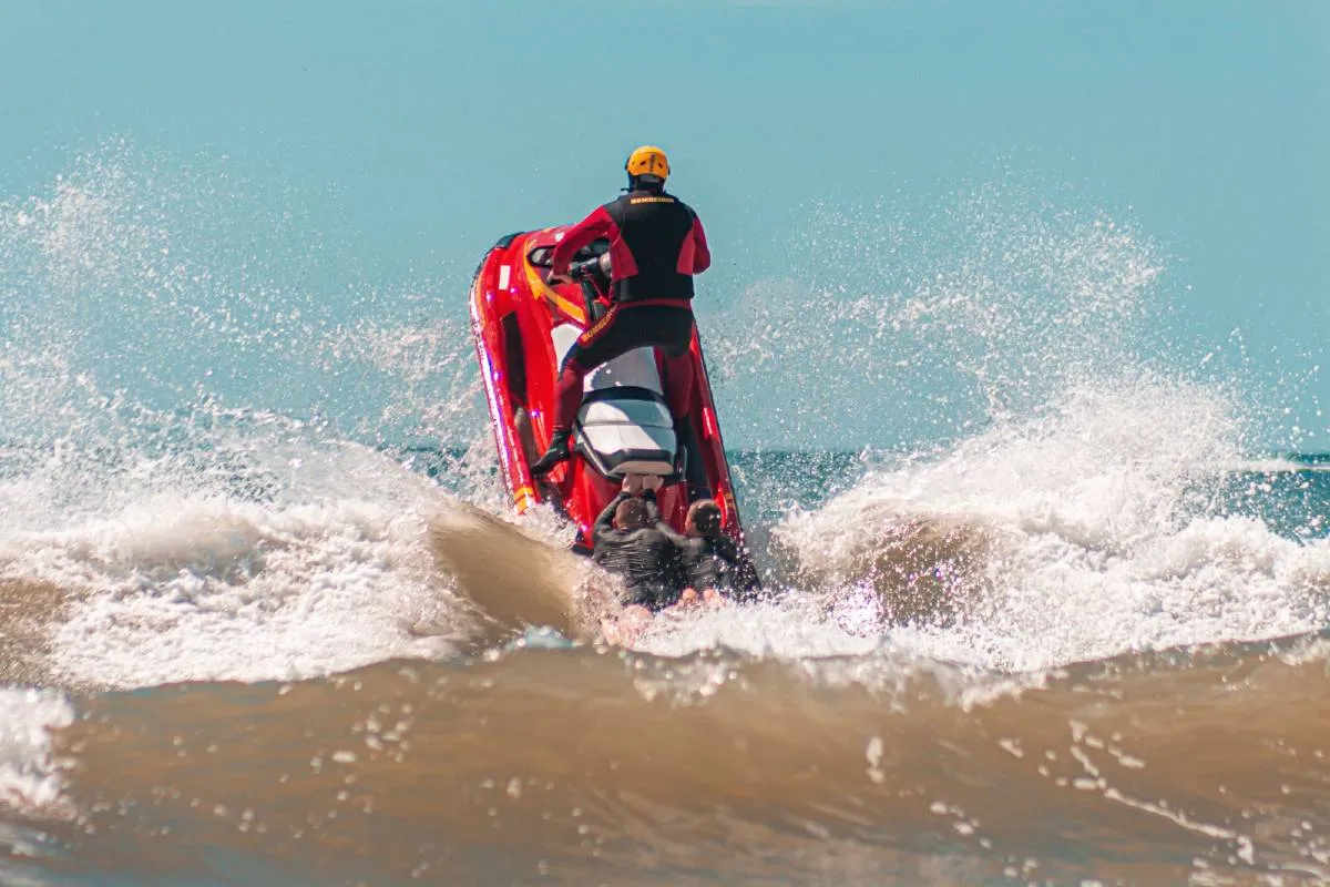 Imagem mostra uma moto aquática do Corpo de Bombeiros furando uma onda.
