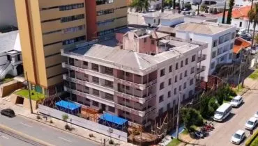 Imagem mostra o clássico edifício Edifício Iza Anitta, no Batel, que estaria com seus dias contados.