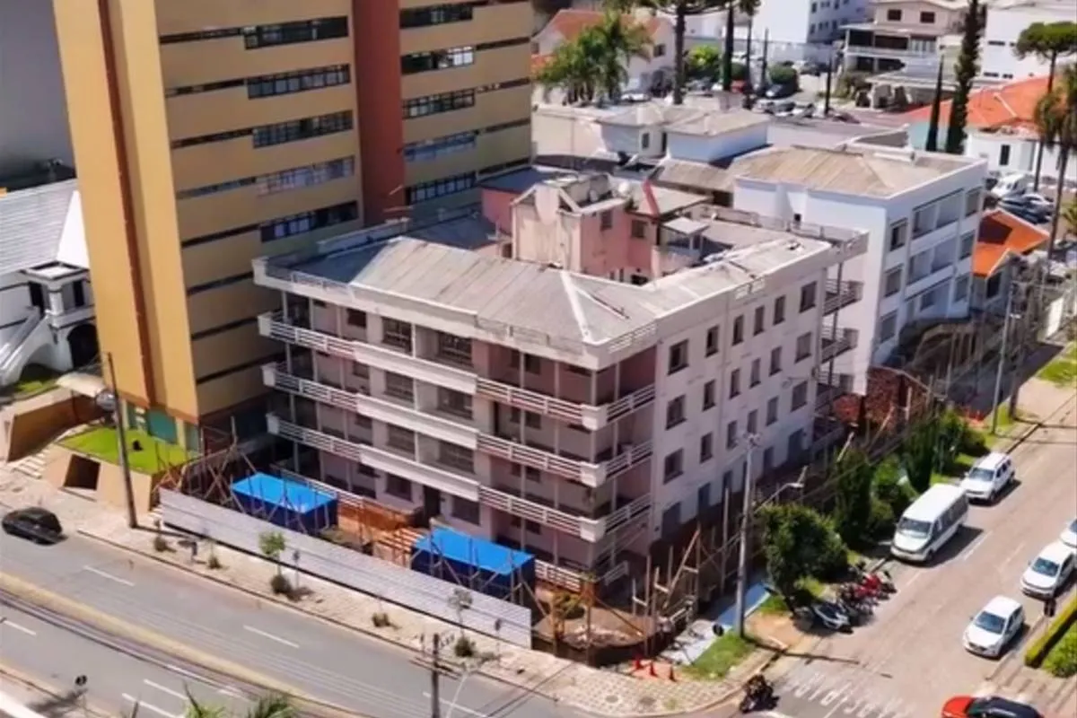 Imagem mostra o clássico edifício Edifício Iza Anitta, no Batel, que estaria com seus dias contados.