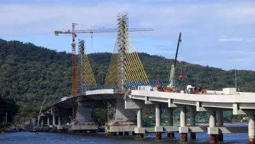 Imagem mostra a obra da Ponte de Guaratuba.