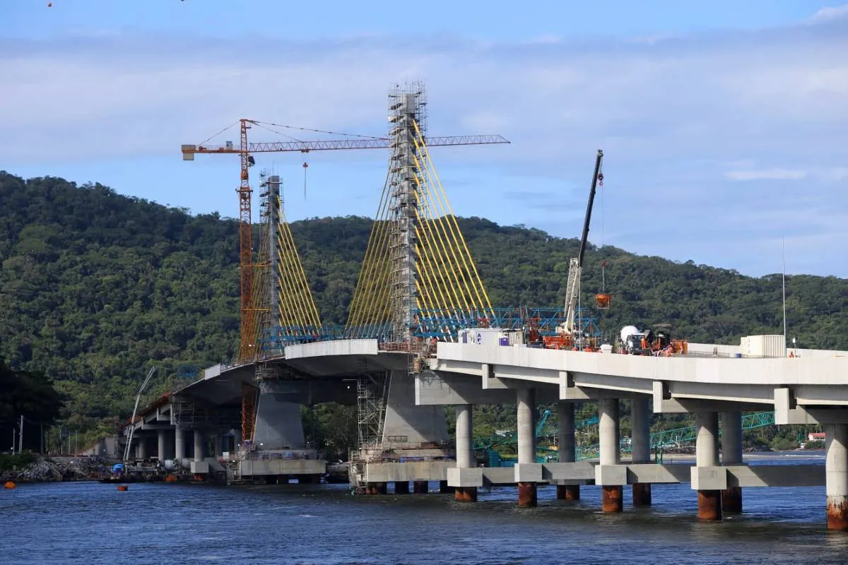 Imagem mostra a obra da Ponte de Guaratuba.