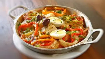 Bacalhoada de forno (Imagem: lhmfoto | Shutterstock)