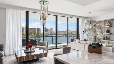 Janelas do piso ao teto valorizam os ambientes (Imagem: Anthony Giarrusso | Shutterstock)