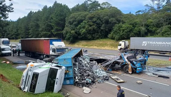 Colisão entre caminhões e carro bloqueia BR-116 na RMC