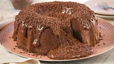 Bolo de chocolate com cobertura de brigadeiro (Imagem: babihz | Shutterstock)
