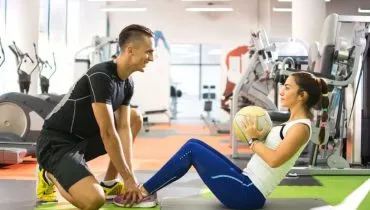 Evitar o sedentarismo é essencial para manter o funcionamento adequado do intestino (Imagem: Bojan Milinkov | Shutterstock)