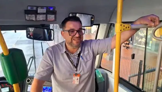 Motorista de Curitiba para ônibus, manda recado aos passageiros e faz revelação