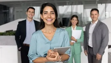 Mulheres em cargos de liderança ainda enfrentam interpretações diferentes sobre autoridade e emoção (Imagem: fizkes | Shutterstock)