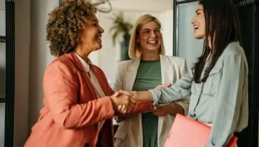 Bem-estar e oportunidades de crescimento são fundamentais para que os colaboradores se sintam engajados e dispostos a permanecer na empresa (Imagem: La Famiglia | Shutterstock)