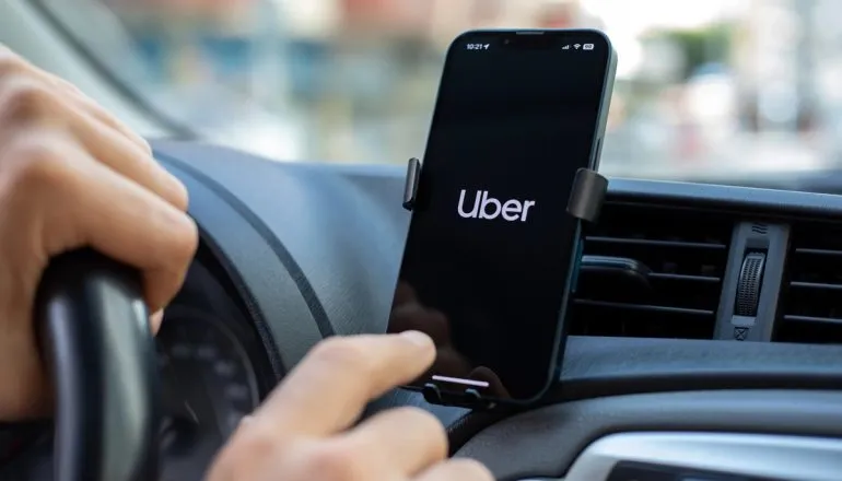 Uber terá de pagar R$ 15 mil para passageira vítima de intolerância religiosa