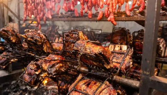 Torresmofest em Curitiba reúne torresmo, leitão à pururuca e shows até domingo