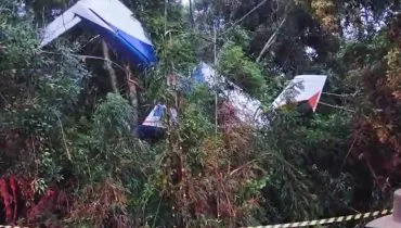 Imagem mostra os destroços de um avião que caiu em Pien.