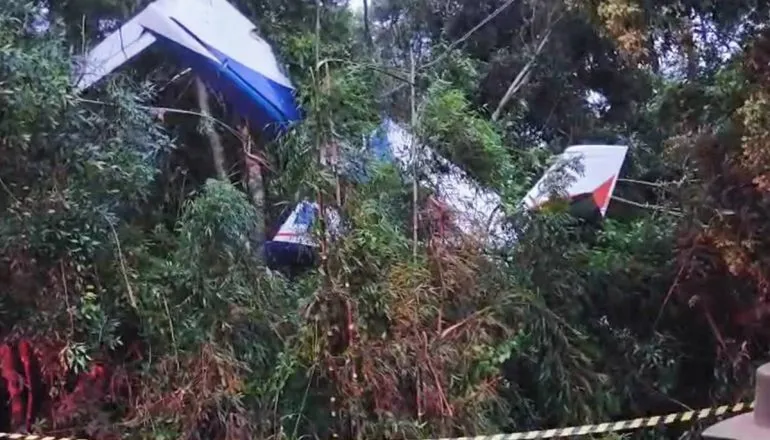 Piloto morre em queda de avião após colidir com fio de alta tensão no Paraná
