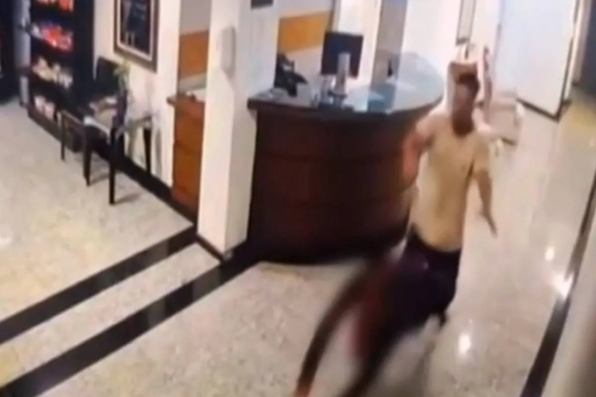 Câmera flagrou o momento em que Jhonathan Reynaldo dos Santos, de 24 anos, persegue e agride a funcionária até que ela desmaie.