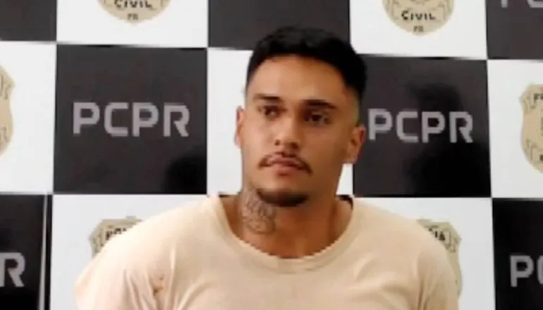 Imagem mostra um homem algemado após ser preso em flagrante em Curitiba.