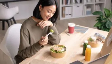 O equilíbrio alimentar se constrói no padrão geral da rotina (Imagem: amenic181 | Shutterstock)