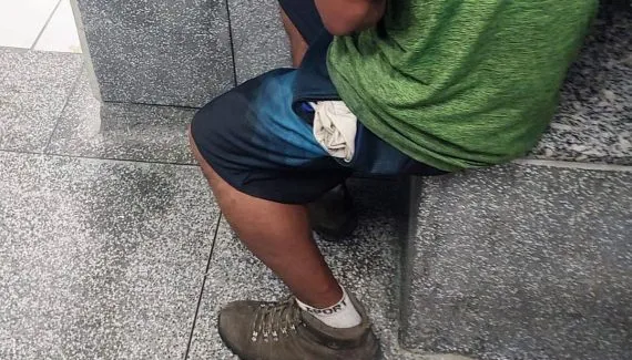 Homem descumpre medida protetiva e ameaça dar pauladas na própria mãe