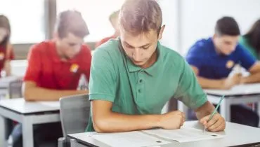 O repertório sociocultural é uma ferramenta poderosa para enriquecer a redação (Imagem: LStockStudio | Shutterstock)