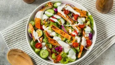 Salada proteica de frango grelhado com legumes (Imagem: Brent Hofacker | Shutterstock)