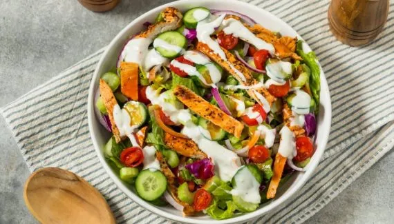 Jantar saudável: 3 saladas ricas em proteínas para começar a semana