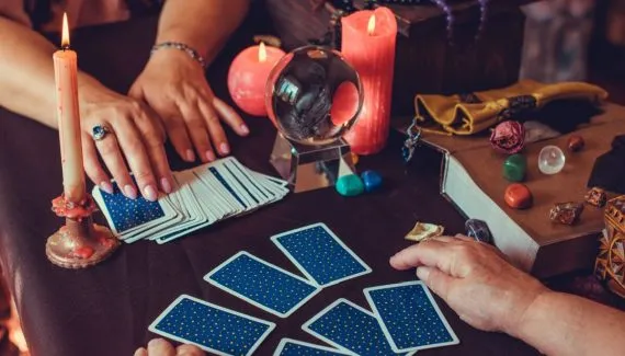 Tarot do dia: previsão para os 12 signos em 10/03/2026