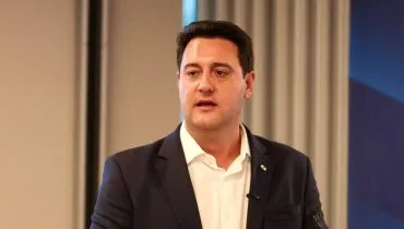 Imagem mostra Ratinho Jr, com um terno preto e camisa branca em um púlpito. Governador Ratinho Junior em evento político em São Paulo falando sobre eleições 2026