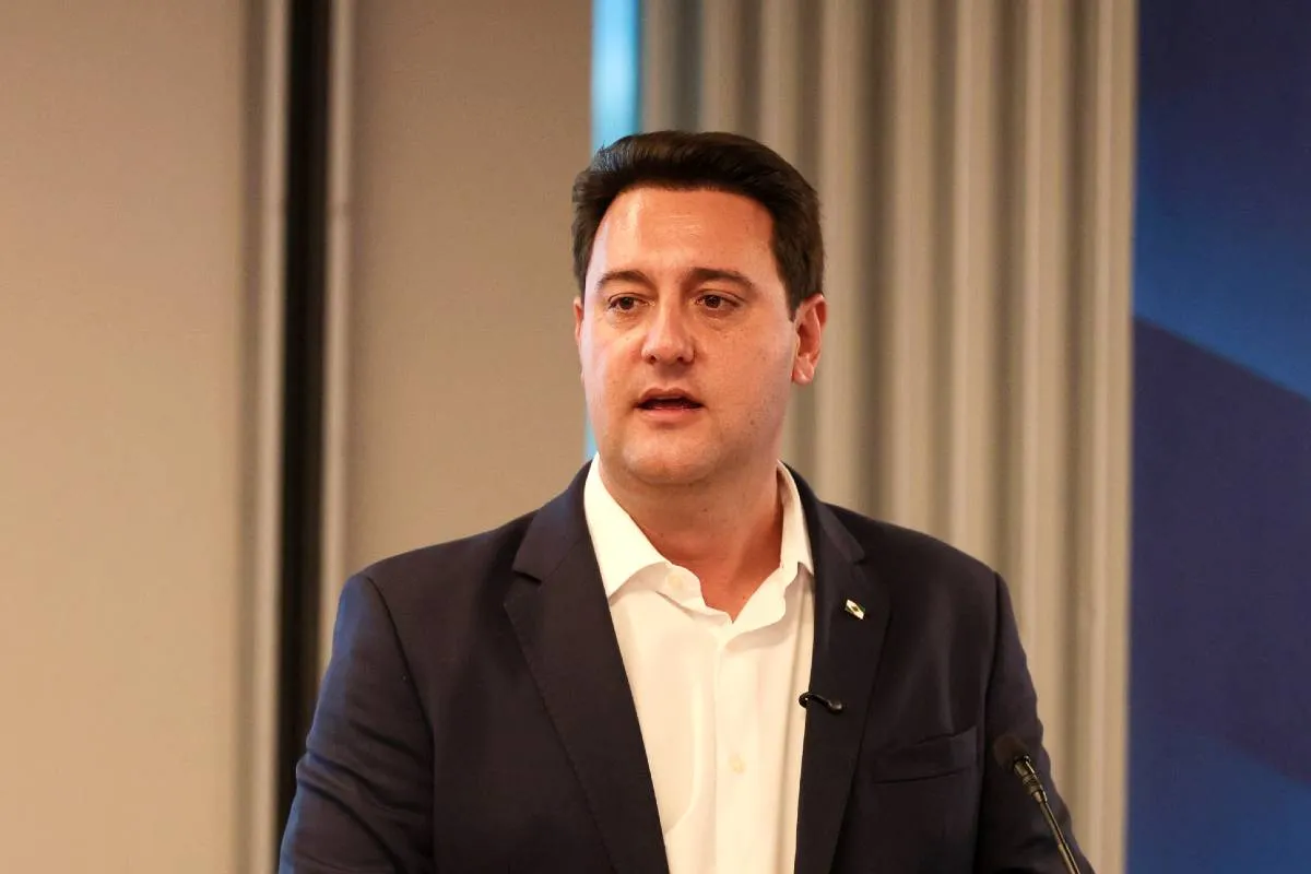 Imagem mostra Ratinho Jr, com um terno preto e camisa branca em um púlpito. Governador Ratinho Junior em evento político em São Paulo falando sobre eleições 2026