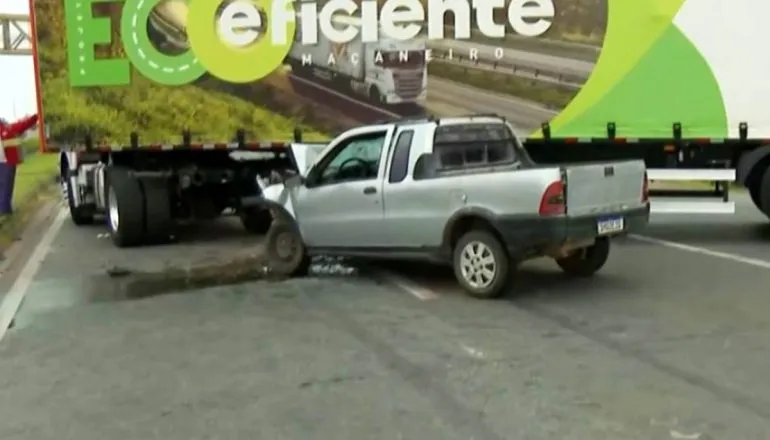Imagem mostra uma pickup cinza acidentada na transversal com um caminhão, que tem em sua carreta a seguinte palavra: Ecoeficiente.