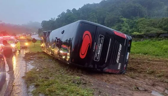 Ônibus de turismo com 49 passageiros tomba em grave acidente na BR-116