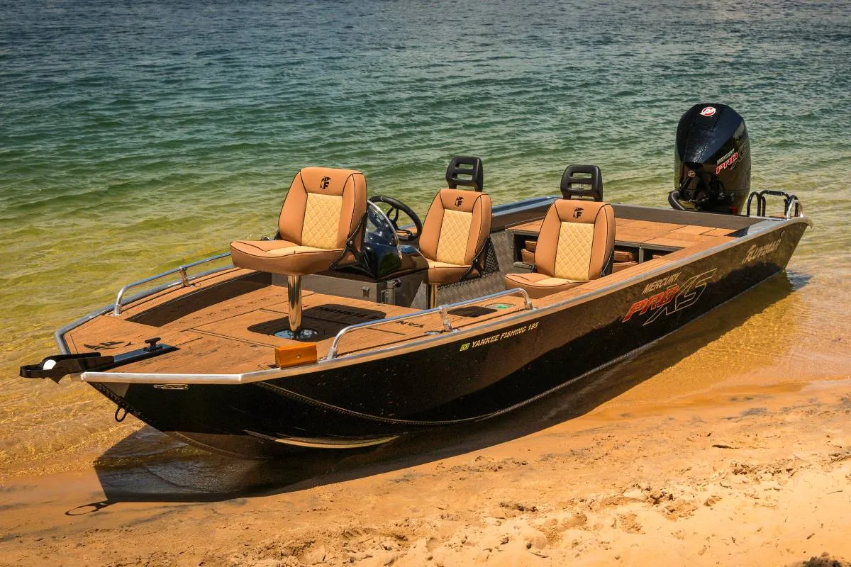 Imagem mostra um barco na beira de um rio.