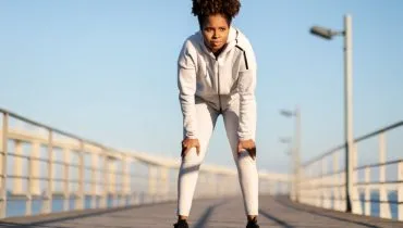 Casos de sedentarismo aumenta entre jovens e adultos brasileiros (Imagem: Prostock-studio | Shutterstock)