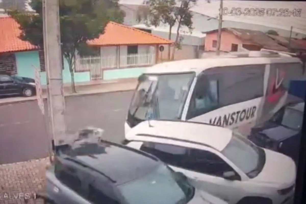 Imagem de câmera de segurança mostra o momento de um acidente em São José dos Pinhais. A imagem tem um ônibus desgovernado atingindo 2 carros e um poste.