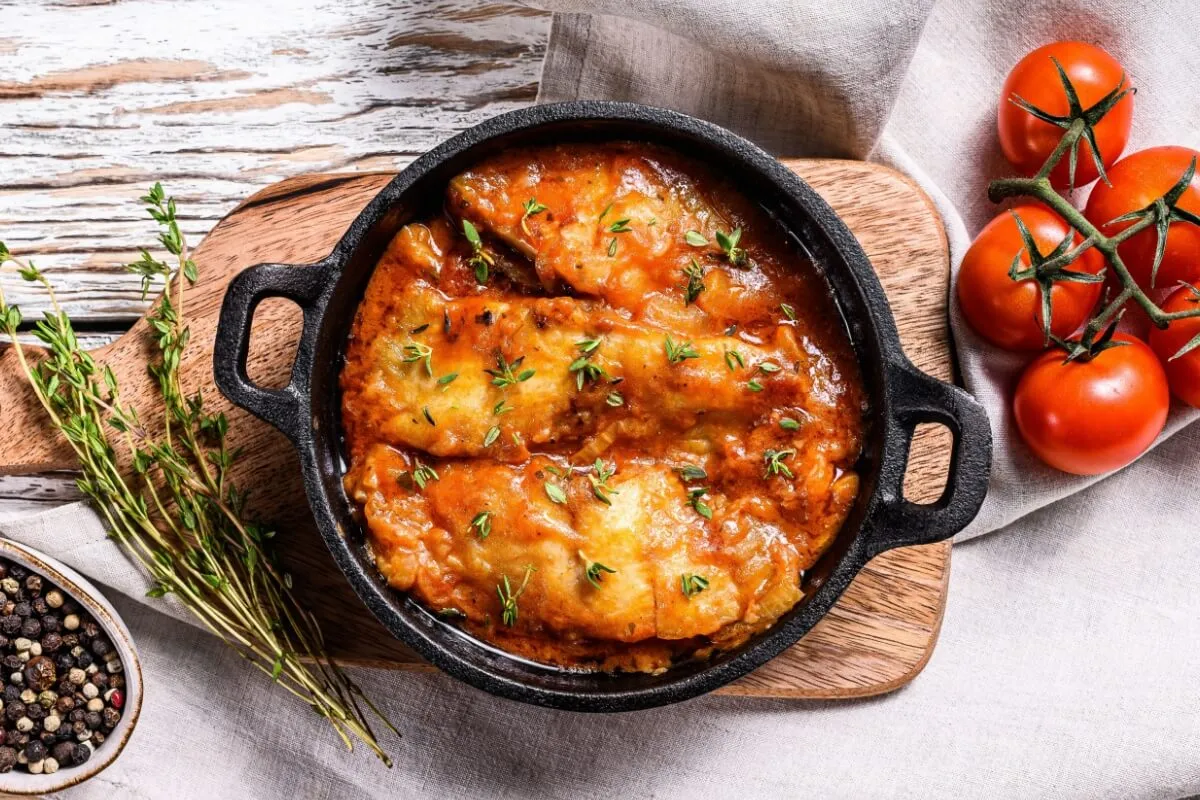 Tilápia ao molho de tomate (Imagem: Mironov Vladimir | Shutterstock)