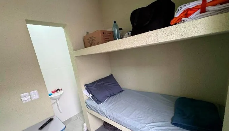 Como é a cela de Filipe Martins, ex-assessor de Bolsonaro, no Paraná?