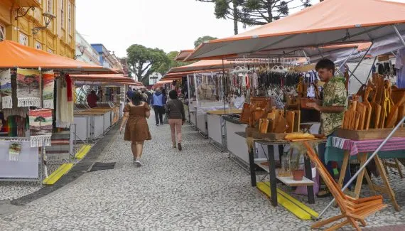 Feiras de artesanato e serviços itinerantes acontecem hoje em Curitiba