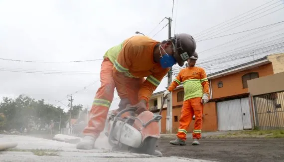 Prefeitura recicla asfalto em 6 ruas do Santa Cândida em Curitiba