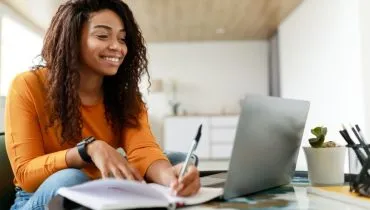 Começar a estudar com antecedência é a chave para o sucesso no concurso público (Imagem: Prostock-studio | Shutterstock)