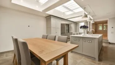 Além de valorizar o projeto, a iluminação zenital reduz a dependência de luz artificial, criando um ambiente mais acolhedor e harmônico (Imagem: Procreators | Shutterstock)