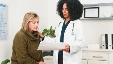 Com acompanhamento médico e cuidados adequados, a menopausa pode ser vivida de forma equilibrada (Imagem: Meeko Media | Shutterstock)