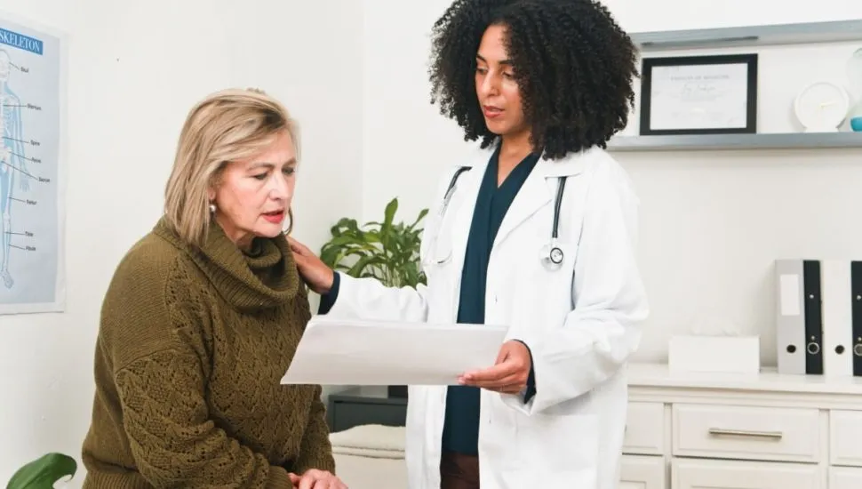 Com acompanhamento médico e cuidados adequados, a menopausa pode ser vivida de forma equilibrada (Imagem: Meeko Media | Shutterstock)