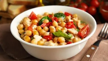 Salada de grão-de-bico com frango (Imagem: New Africa | Shutterstock)