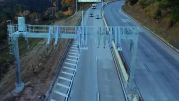 Imagem mostra uma praça de pedágio sem cabine de cobrança no meio de uma estrada.