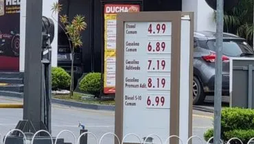 Imagem mostra os preços de combustíveis em Curitiba.