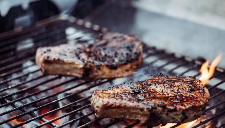 Passo a passo de como acender churrasco usando método do vulcão com papel higiênico e carvão.